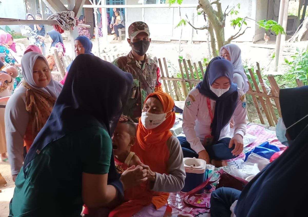Serda Widagyo Babinsa Koramil 0111/Pagelaran Bantu Pelaksanaan BIAN Di Desa Binaan
