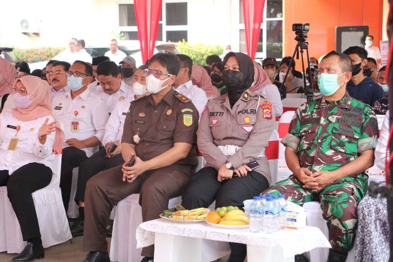 Polda Banten Hadiri Penyaluran BLT BBM di Balaraja
