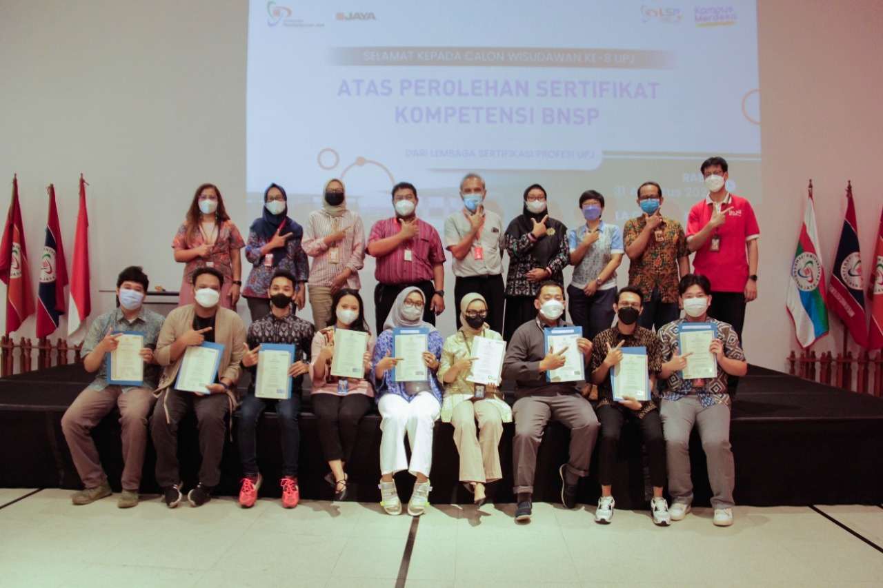 Calon Wisudawan UPJ Terima Sertifikat Kompetensi Teknis BNSP