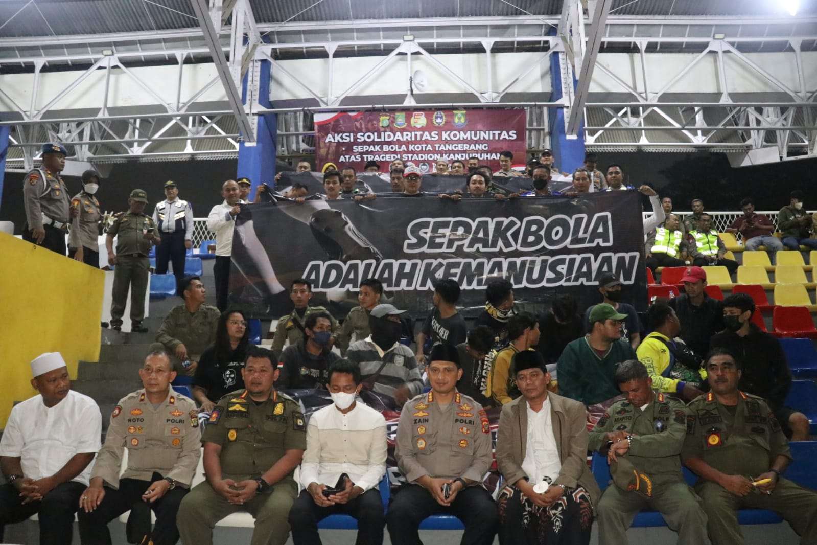 Polisi, TNI, Pemkot dan Suporter Sepak Bola di Tangerang Gelar Doa Bersama Tragedi Kanjuruhan