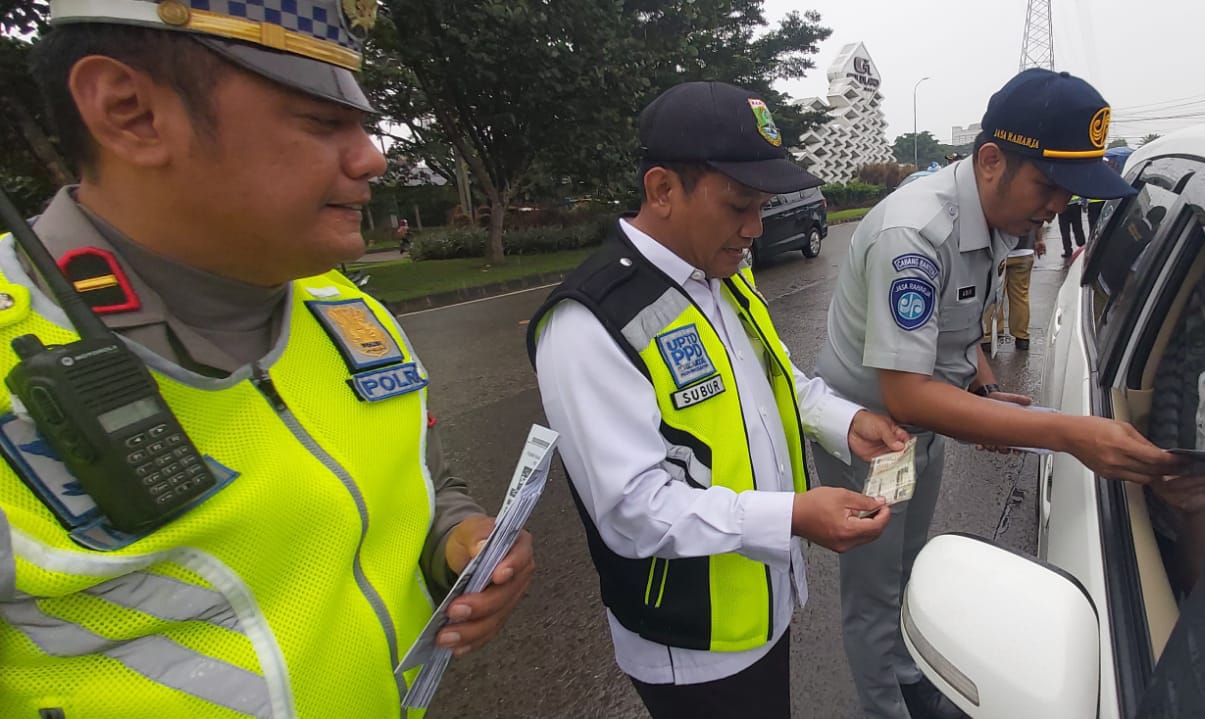 SAMSAT Cikokol Laksanakan Operasi Gabungan, Berikan Himbauan Tentang Taat Pajak Kepada Pengguna Jalan Melalui Leaflet