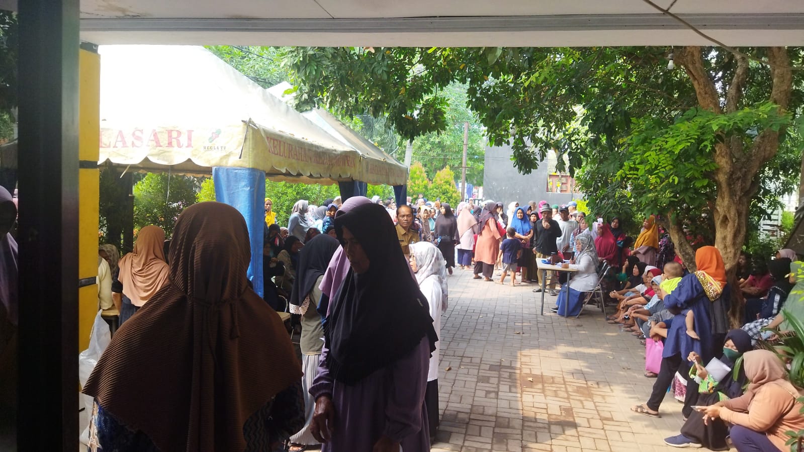 Ribuan Warga Kedaung Wetan Terima Bansos Beras dari Kemensos RI
