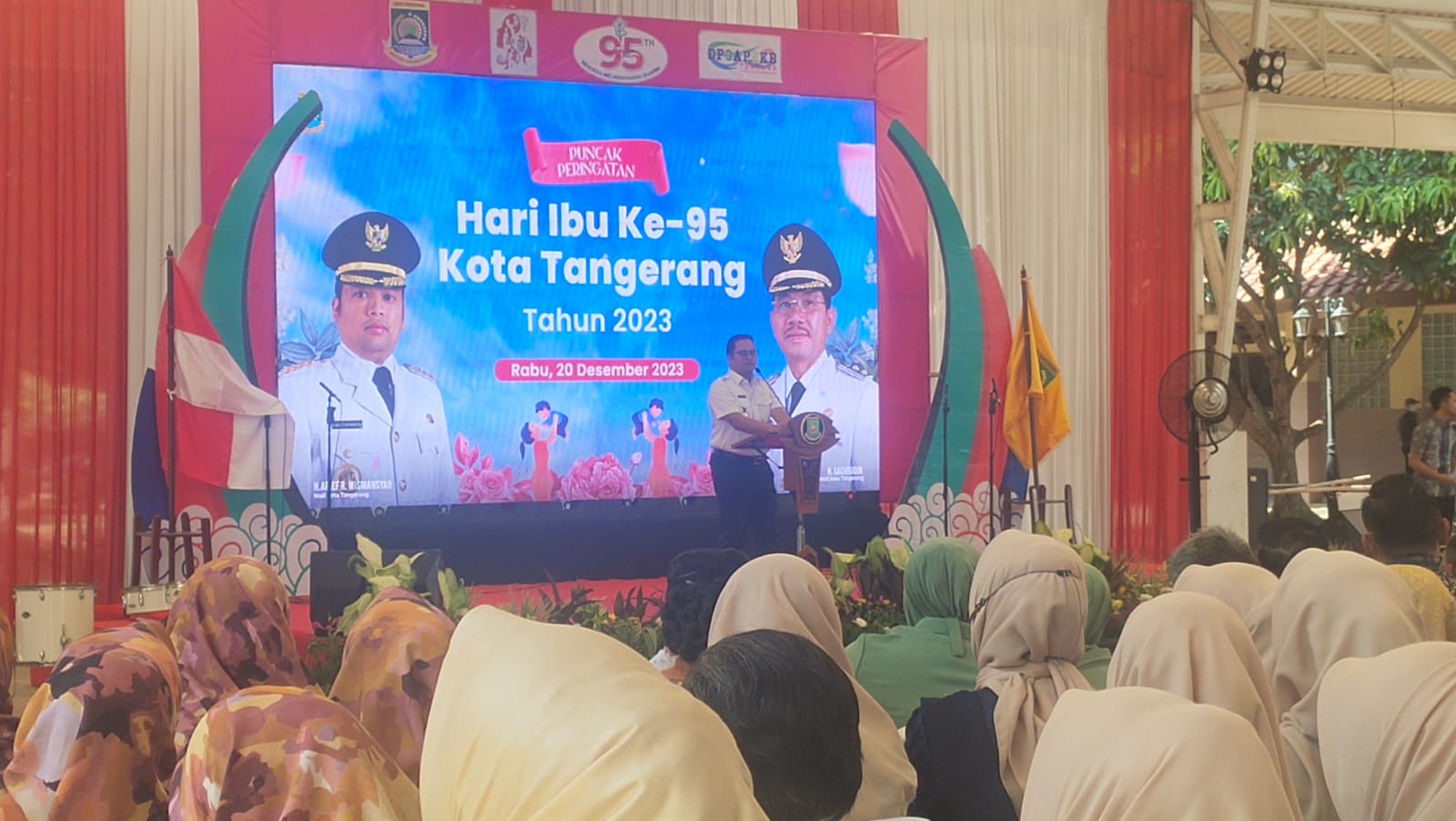 Hari Ibu Ke-95 di Kota Tangerang, 13 Pegawai Kecamatan Terima Hadiah Apresiasi dari Wali Kota