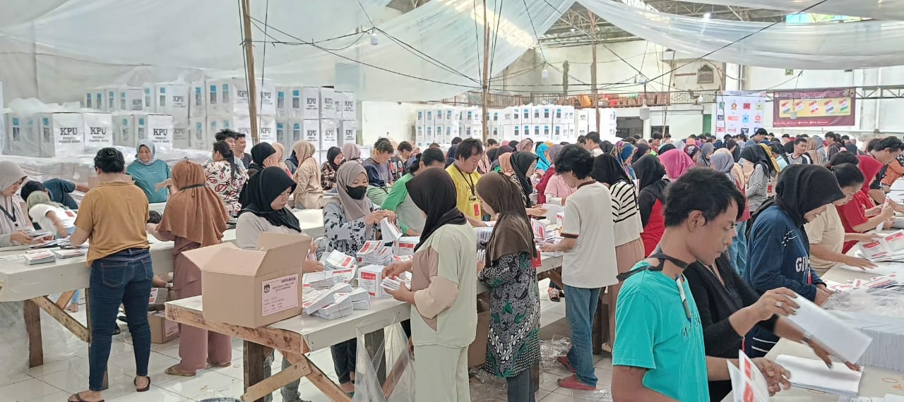 Ratusan Warga Kota Tangerang Dilibatkan dalam Pelipatan Surat Suara Pemilu 2024