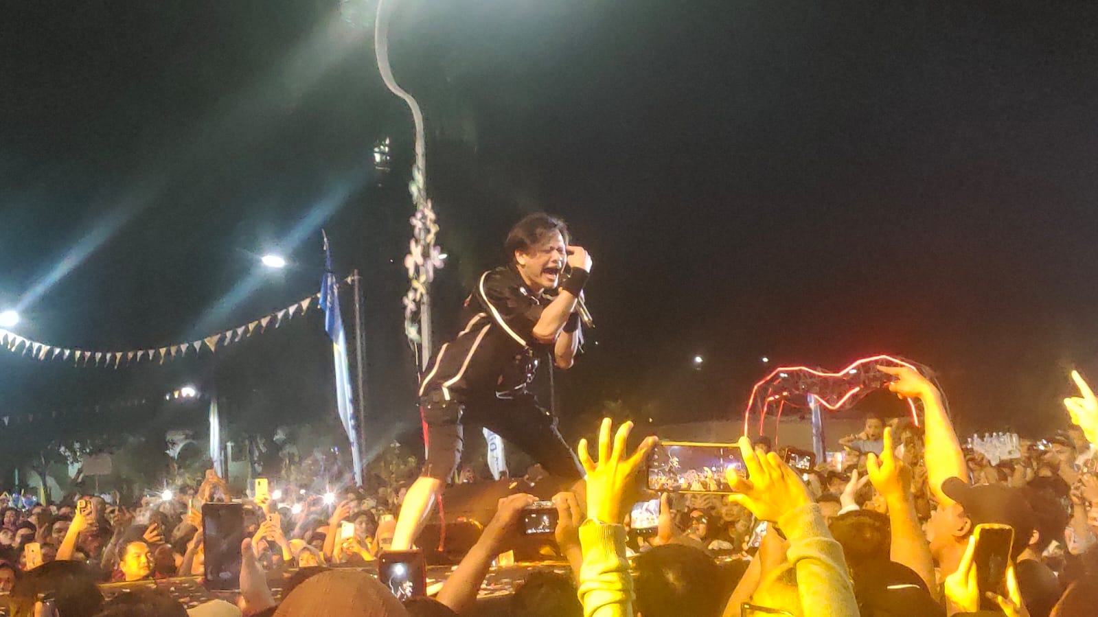 Pecah, Ribuan Masyarakat Kota Tangerang Nyanyi Bareng Gigi Band