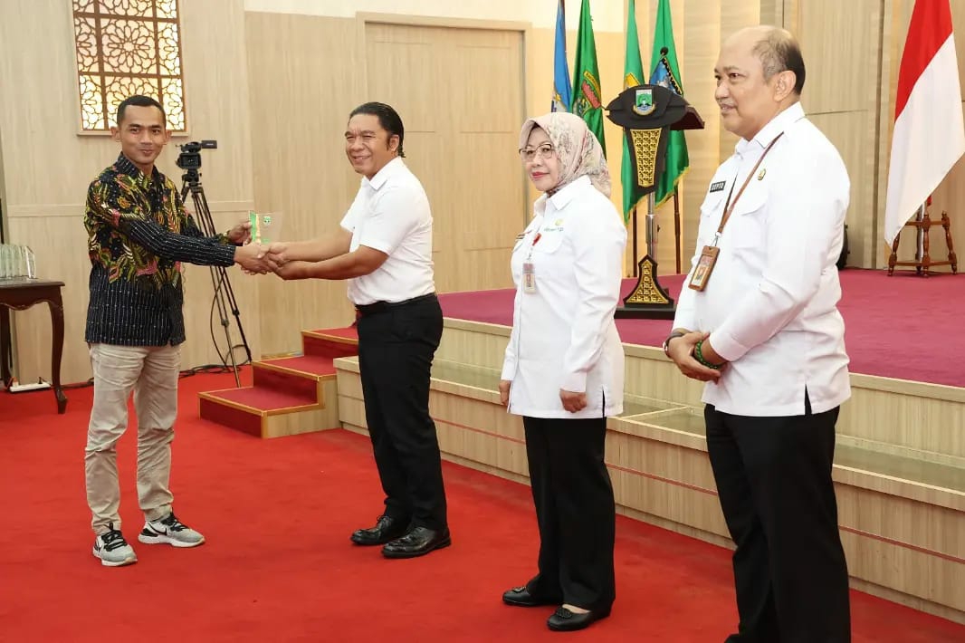 Pj Gubernur Banten Al Muktabar Berikan 329 Penghargaan Perusahaan yang Terapkan Keselamatan Kesehatan Kerja