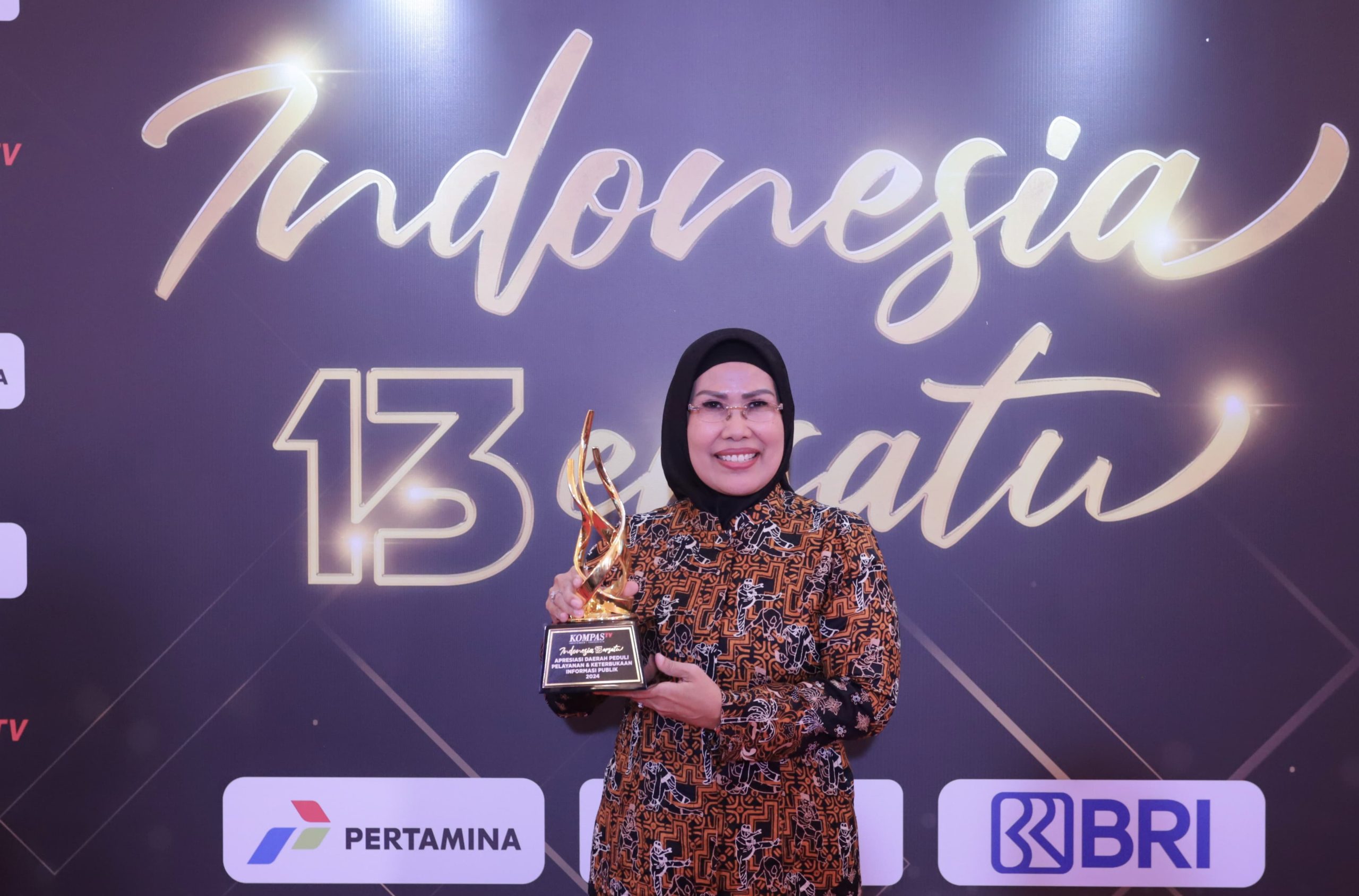 Ratu Tatu Terima Penghargaan Peduli Pelayanan dan Keterbukaan Informasi Publik