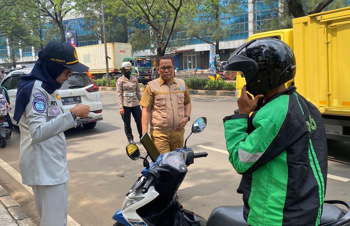 Ingatkan Masyarakat Bayar Pajak Kendaraan Bermotor dan Manfaatkan Program Penghapusan Denda Jasa Raharja Serpong Bersama Bapenda dan Polres Gelar Razia di Taman Tekno Tangerang