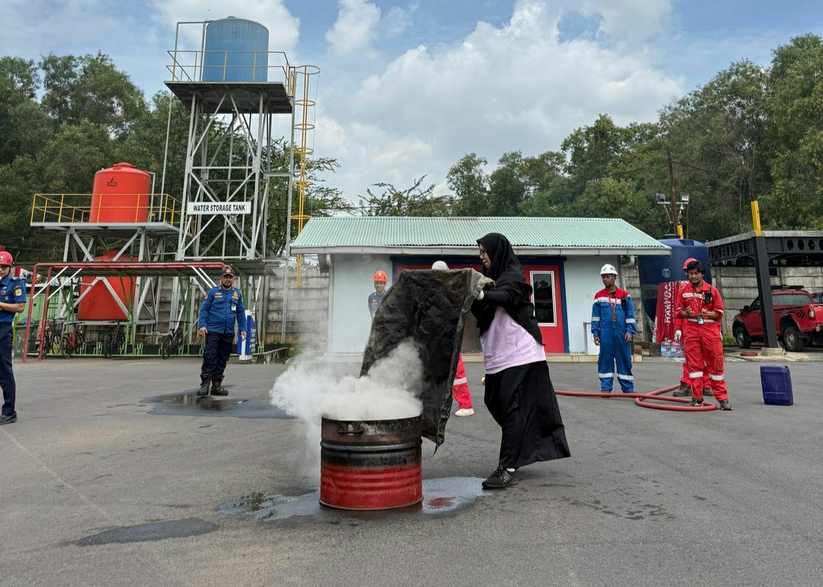 Peringati Bulan K3 Nasional, Pertamina Patra Niaga Regional JBB adakan Sosialisasi dan _Drill_ Pemadaman Api