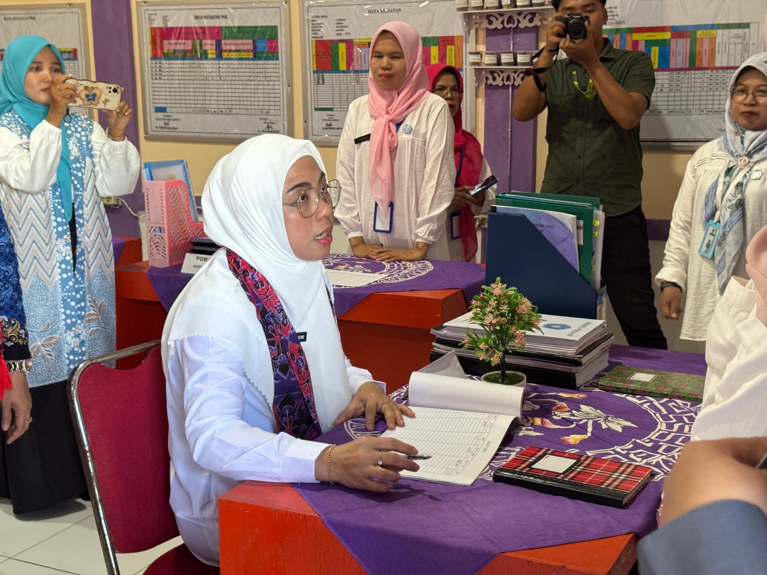 Ketua Tim Pembina Posyandu Provinsi Banten Tinawati Andra Soni Tinjau Pelayanan 6 SPM Posyandu Gurame Kabupaten Tangerang