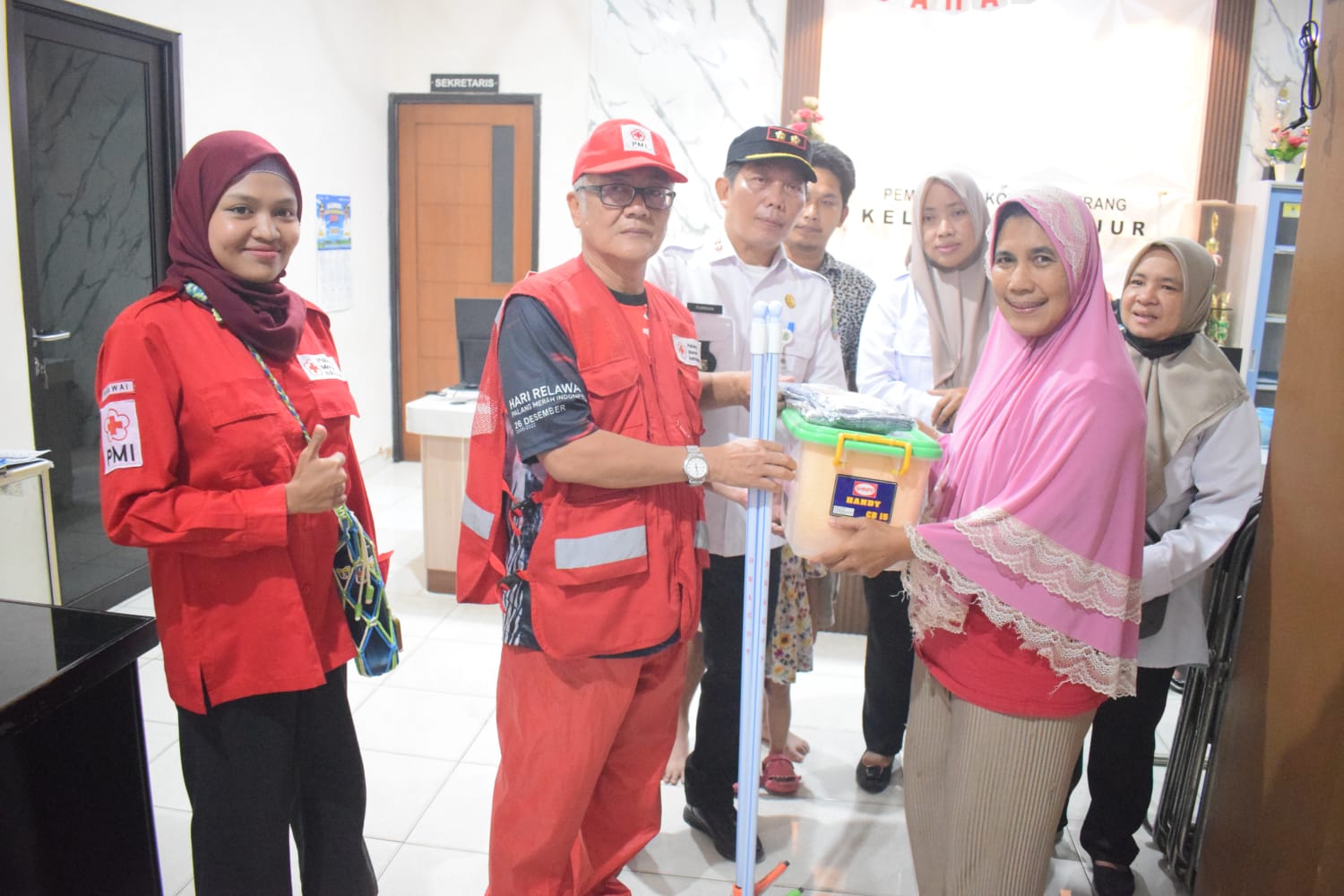 PMI Kota Tangerang Salurkan Hygiene Kit ke Warga Terdampak Banjir