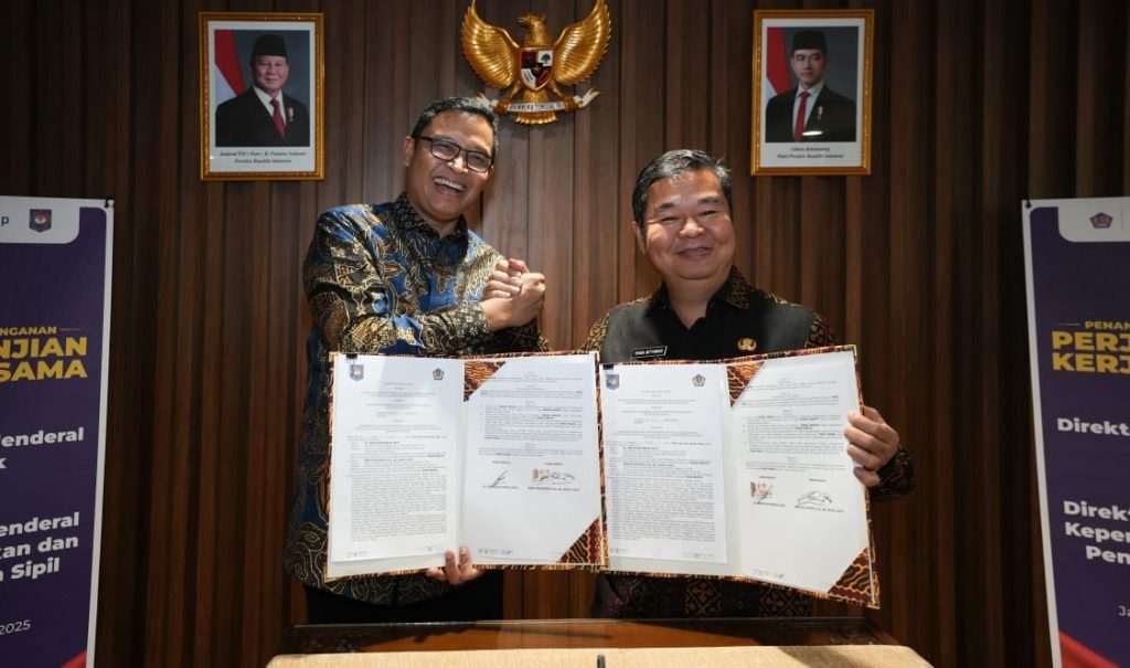 Dirjen Pajak Bimo Wijayanto bersama Dirjen Dukcapil Teguh Setyabudi usai penandatanganan PKS Penggunaan NIK untuk Layanan Pajak