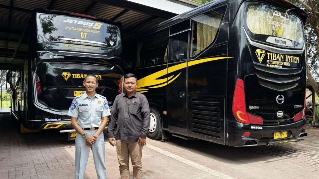 Petugas Jasa Raharja dari Tim Samsat Cilegon, Moch Farouk Afero Laksanakan CRM ke PO Tiban Inten Wisata