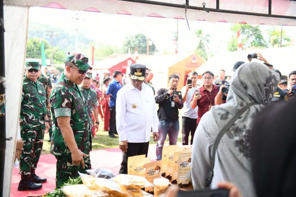 Danpusterad Letjen TNI Mochamad Syafei Kasno Usai Penutupan Karya Bakti TNI TA 2025 Meninjau Bazar di Alun-alun Sajira, Lebak