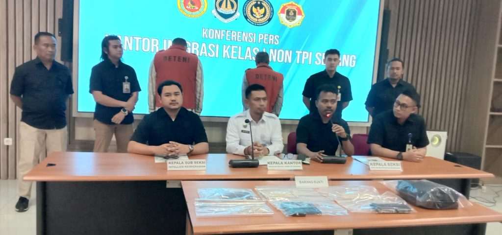Konferensi pers tentang penangkapan dua warga iran diduga mencuri uang di Kantor Imigrasi Kelas I Non TPI Serang