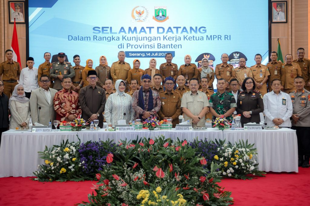 Gubernur Banten Andra Soni dan Ketua MPR Ahmad Muzani saat kunjungan kerja