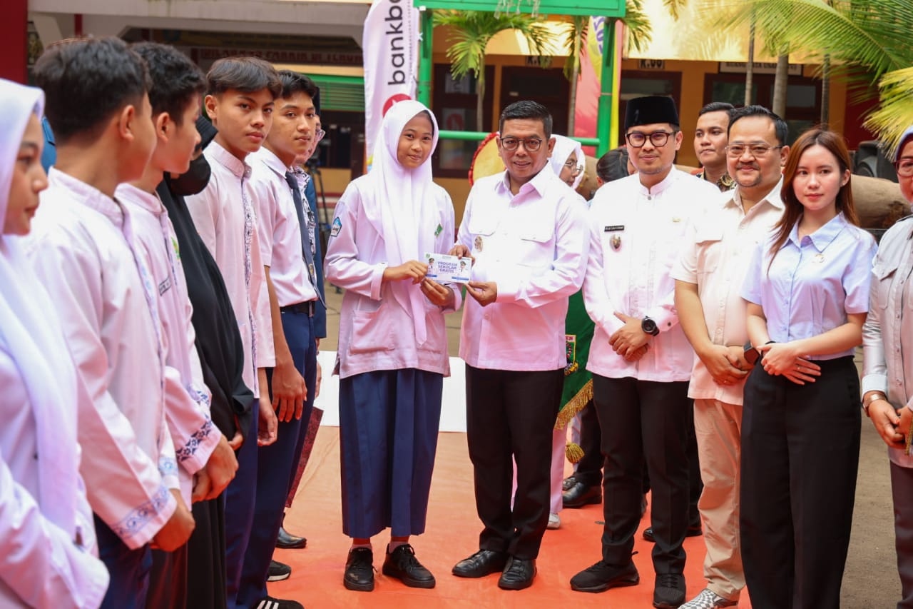 Gubernur Banten Serahkan Buku Tabungan Program Sekolah Gratis Tahun Ajaran 2025/2026