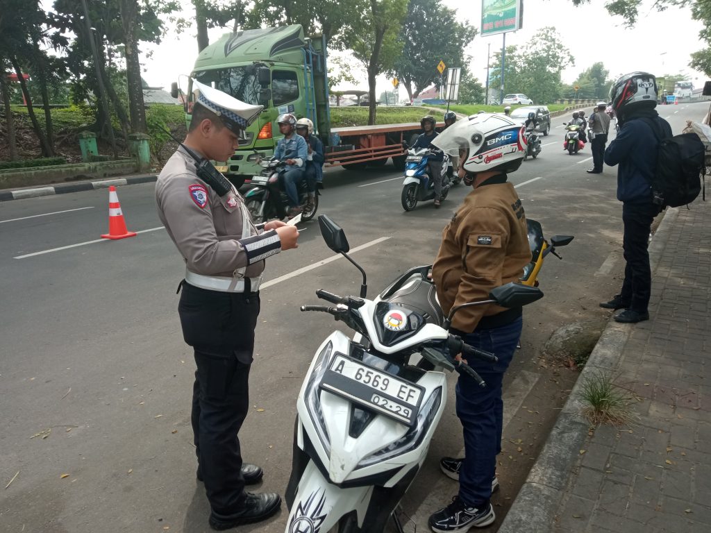 Petugas razia Operasi Patuh Maung 2025