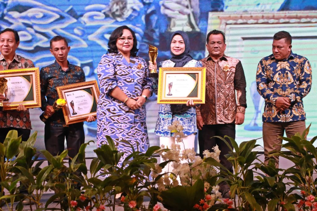Bupati Serang terima Penghargaan Pimred Award