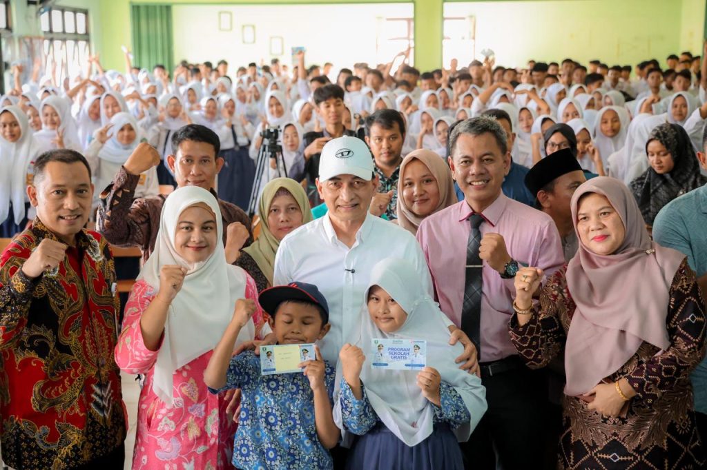 Wagub Banten serahkan buku tabungan Program Sekolah Gratis