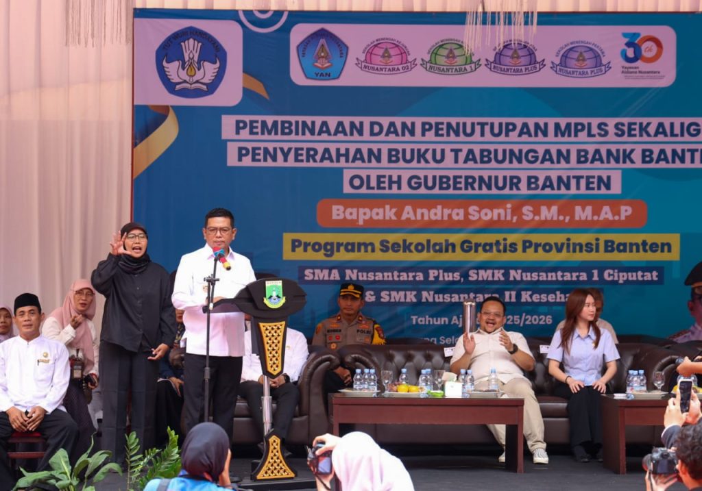 Penyerahan buku tabungan Program Sekolah Gratis Banten
