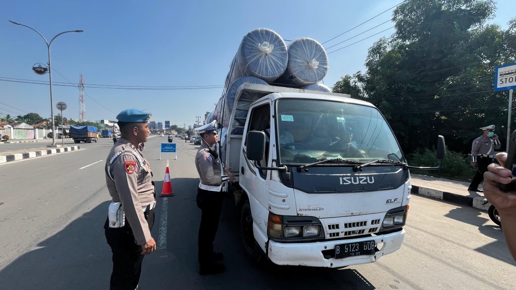 Petugas razia lalu lintas Operasi Patuh Maung Banten