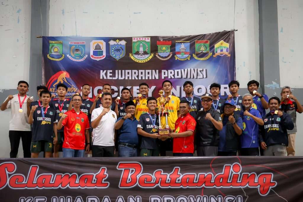 Gubernur Banten Andra Soni bersama atlet dalam penutupan Kejurprov Hoki Indoor 2025