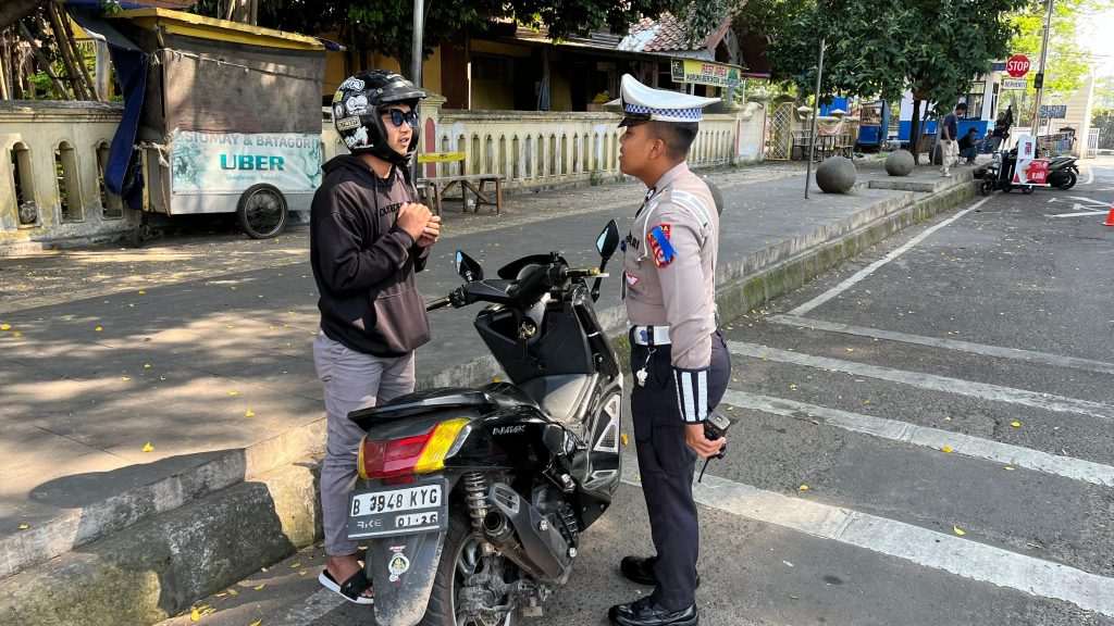 Polisi menggelar razia lalu lintas dalam Operasi Patuh Maung 2025 di Serang