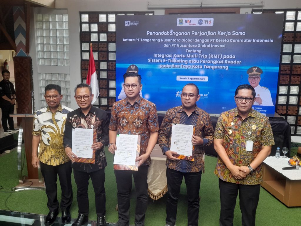Penandatanganan Kerjasama antara PT Kereta Commuter Indonesia (KCI), PT Nusantara Global Inovasi (NGI), dan PT Tangerang Nusantara Global (TNG) yang disaksikan langsung oleh Wali Kota Sachrudin dan Wakil Wali Kota Maryono di Gedung Pusat Pemerintahan Kota Tangerang, Kamis (7/8/2025)