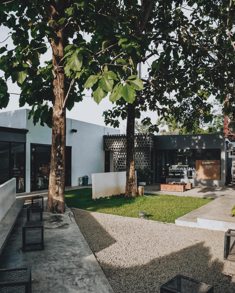 suasana kafe ngopi pagi di Kota Serang 3