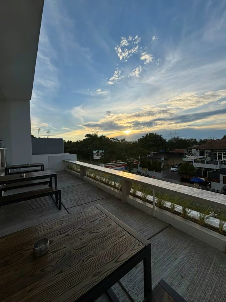 suasana kafe ngopi pagi di Kota Serang 2