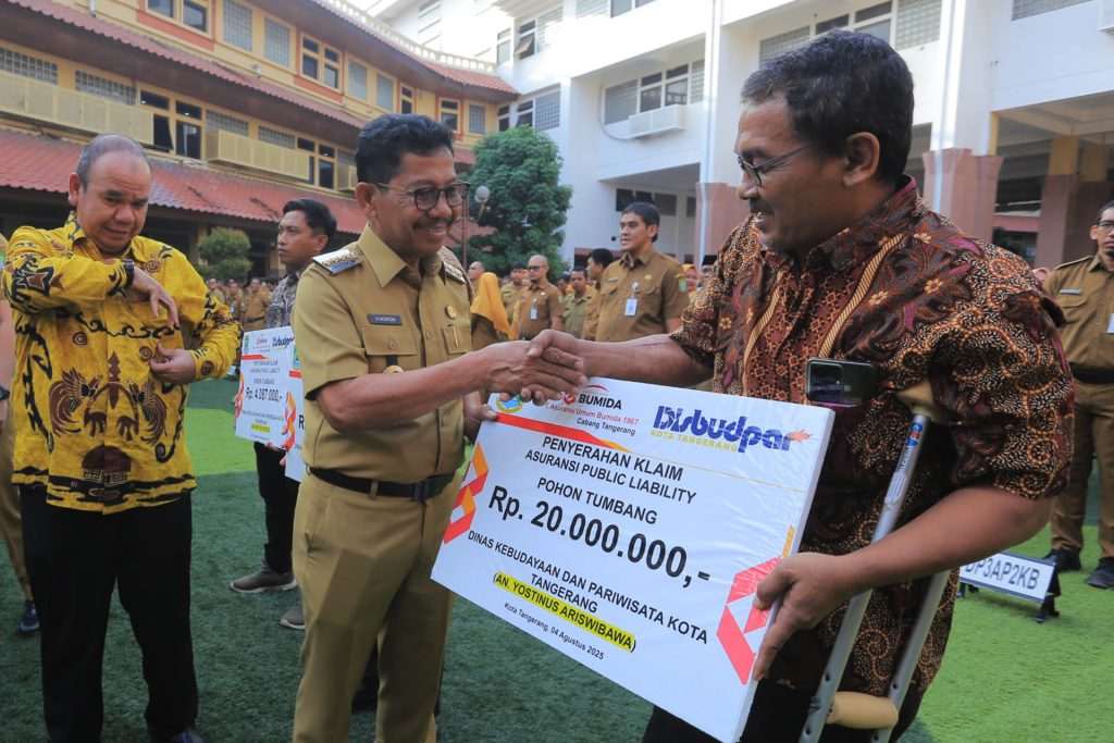 Wali Kota Tangerang, H. Sachrudin serahkan secara simbolis santunan asuransi di Tangerang, Senin (4/8/2025)