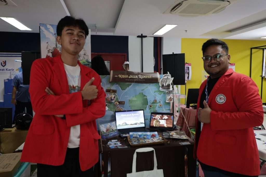 Ratno Suprapto, S.Sn., M.Ds., Koordinator Tugas Akhir DKV UPJ, pada Pameran Tugas Akhir bertajuk “Susun Sambung”