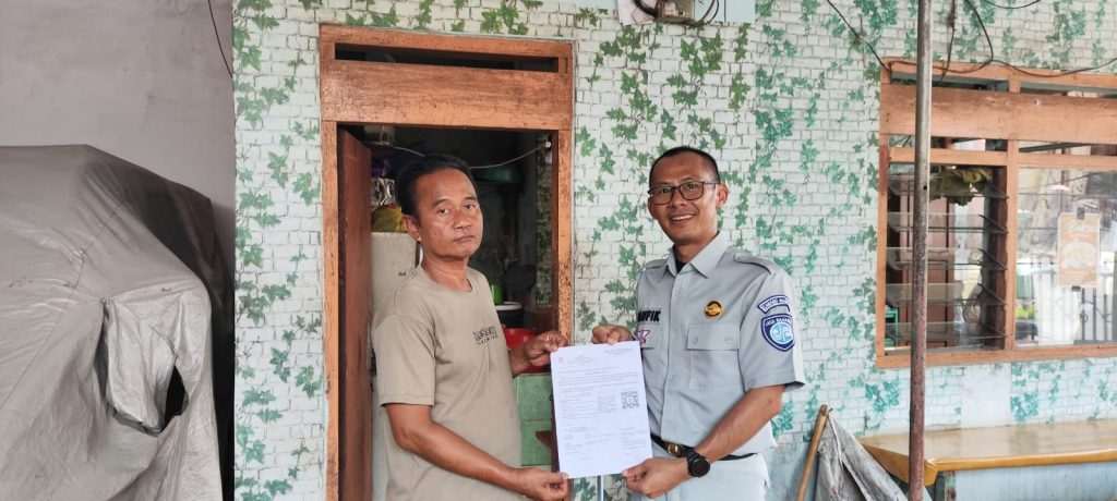 Taufik beserta tim Jasa Raharja Wilayah Banten kunjungi pemilik kendaraan di Rangkasbitung, Desa Kolelet Wetan, Desa Narimbang Mulia dan Desa Muara Ciujung Timur