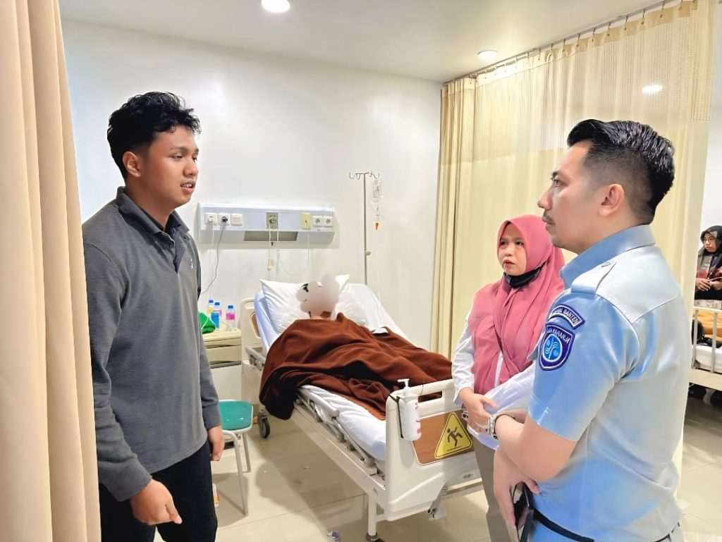Petugas Jasa Raharja Temui Korban Laka di RS Hermina Bitung guna mengurus jaminan kecelakaan Laka 