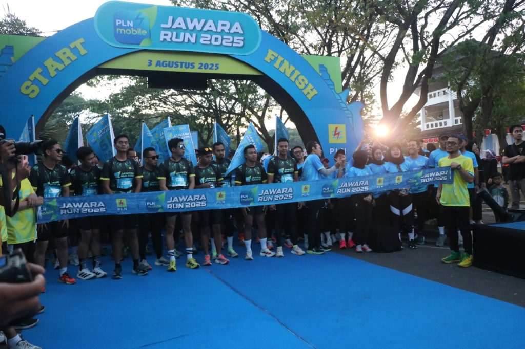 Suasana menjelang start pada ajang PLN Mobile Jawara Run 2025. Seluruh proses registrasi dan pembelian tiket dilakukan melalui aplikasi PLN Mobile sebagai bentuk transformasi digital layanan PLN. Melalui kegiatan ini, PLN mendorong masyarakat untuk lebih akrab dengan layanan digital berbasis aplikasi.