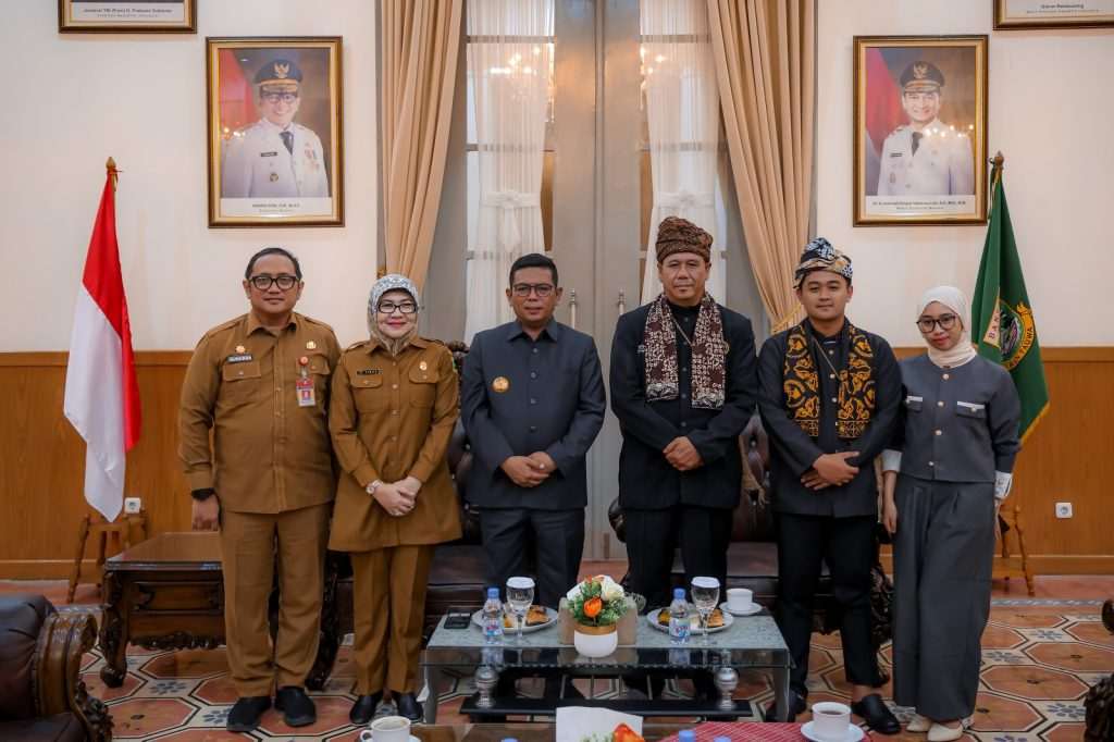 Gubernur Banten Andra Soni menerima Pemangku Adat Kasepuhan Cisitu Abah Yoto Yohenda di Gedung Negara Provinsi Banten