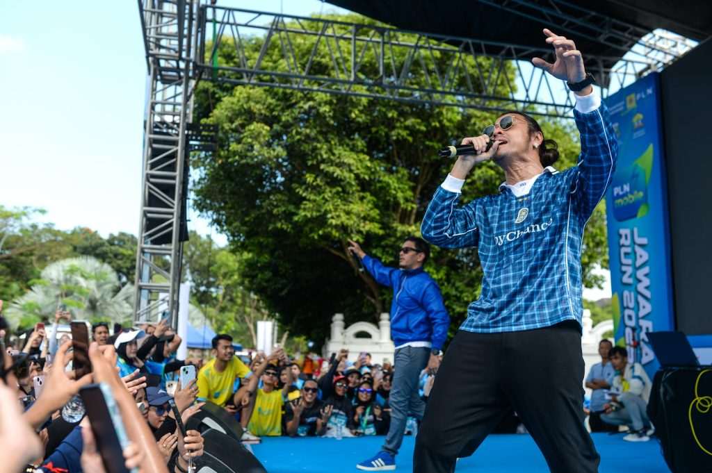 Musisi nasional Ello tampil energik di panggung hiburan PLN Mobile Jawara Run 2025. Dalam penampilannya, Ello turut mengajak masyarakat menggunakan aplikasi PLN Mobile, khususnya fitur PESTA