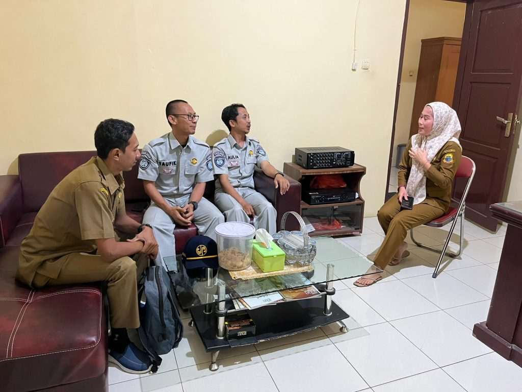 Taufik bersama tim Jasa Raharja Kanwil Banten kunjungi Kantor Dinas Lingkungan Hidup Lebal, Rabu, (6/8/2025).