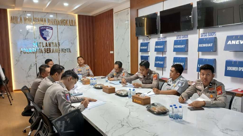 Rangga Figur Rachman Petugas PT Jasa Raharja Kanwil Banten (no 2 dari kanan) saat mengikuti Rapat Koordinasi di Satlantas Polresta Serang Kota