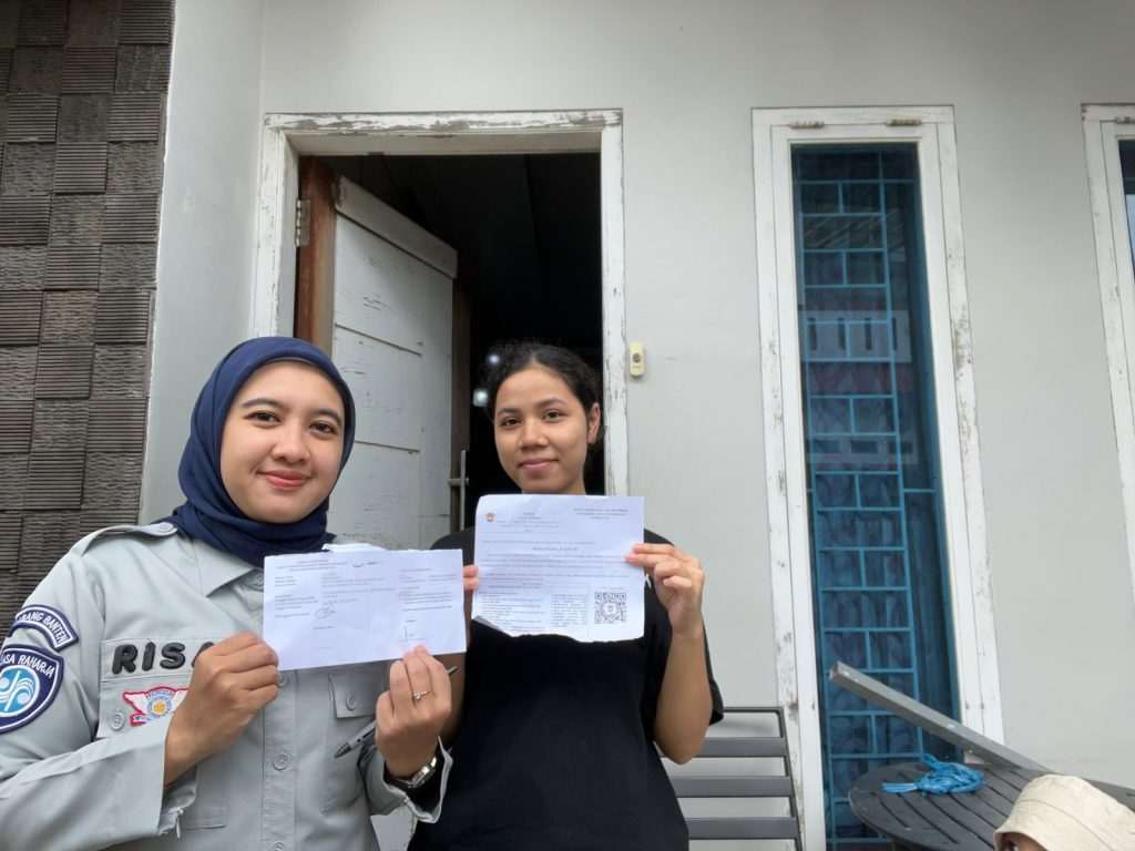 Risa Puspita, Petugas PT Jasa Raharja Kanwil Banten berikan penyuluhan tentan wajib bayar PKB dab SWDKLLJ kepada salah satu warga di Kota Serang