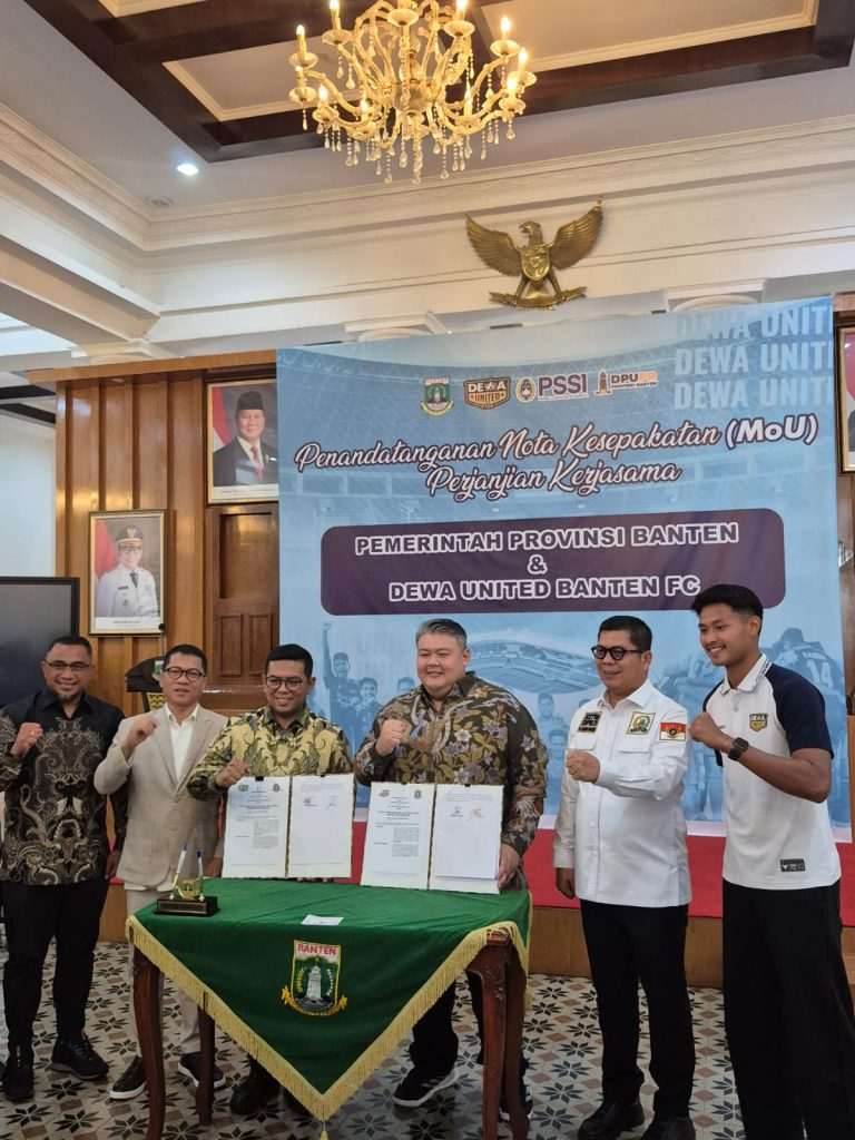 Gubernur Banten Andra Soni usai Penandatanganan Nota Kesepahaman atau Memorandum of Understanding (MoU) dengan Presiden Dewa United Banten FC Ardian Satya Negara di Gedung Negara Provinsi Banten, Jl. Brigjen KH Syam'un No.5, Kota Serang, Kamis (7/8/2025)
