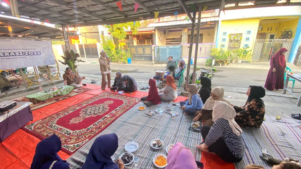 Salah seorang Mahasiswa Untirta dari Kelompok 81 KKM memberikan sosialisasi kepada Ibu-ibu rumah tangga tentang kegemaran membaca