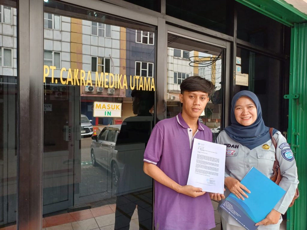 Petugas Jasa Raharja Tangerang Indah Hayati melakukan kunjungan ke PT Cakra Medika Utama Sosialisasikan Taat Bayar Pajak, Kamis (7/8/2025)