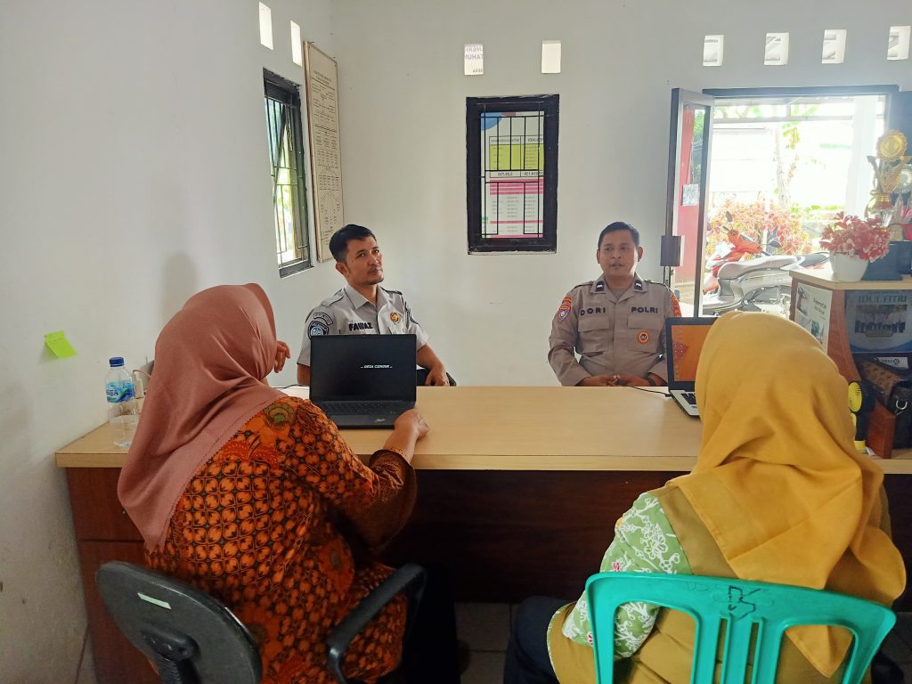 Fawaz Amin selaku petugas Samsat Pandeglang Silaturahmi ke Kantor Desa Ciinjuk, Pandeglang