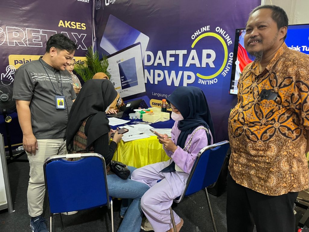 Beberapa pengunjung di Stan Layanan pajak DJP Banten do Gelaran Kota Serang Fair 2025