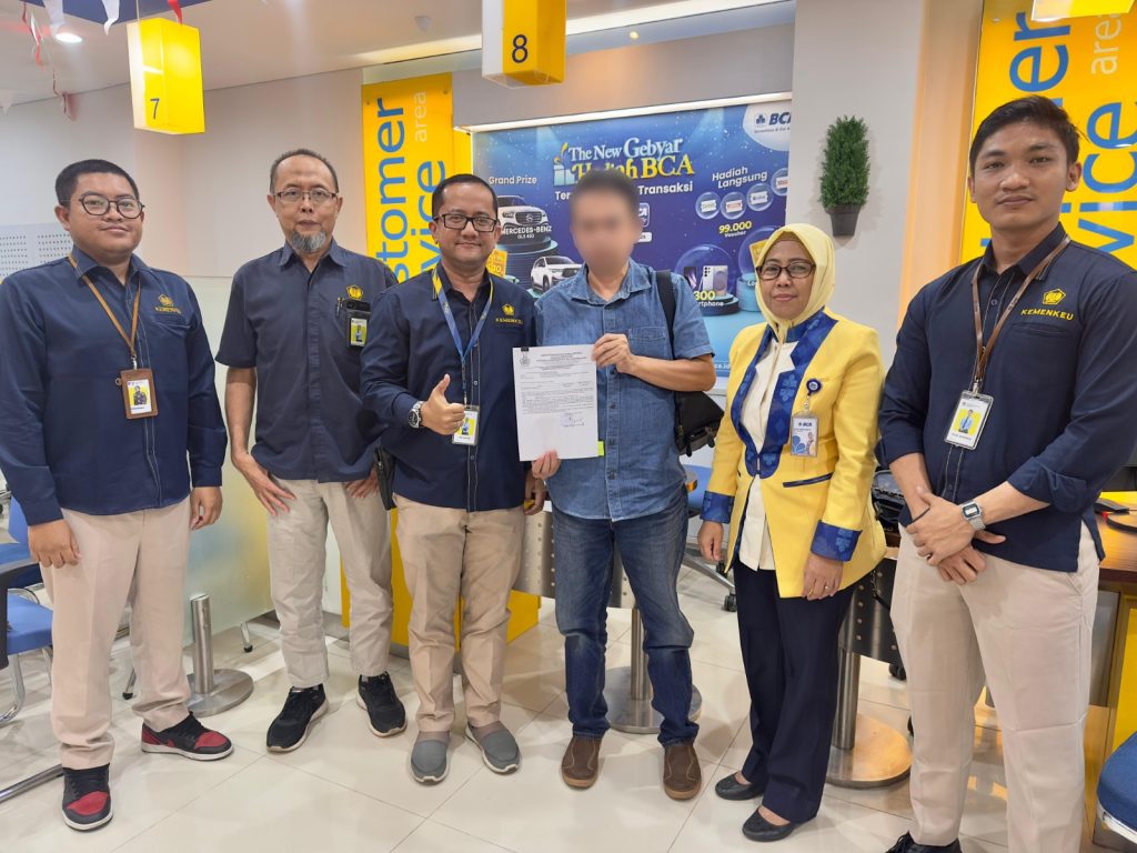 Salah satu wajib pajak yang menunggak pajak bersama Juru Sita Pajak Negara (JSPN)