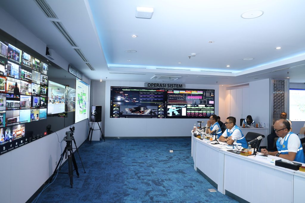 Direktur Utama PLN, Darmawan Prasodjo (tengah) bersama jajaran direksi saat memantau sistem kelistrikan nasional secara digita