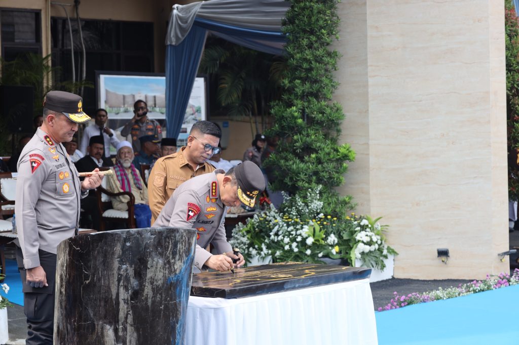 Kapolri Jenderal Listyo Sigit Prabowo melakukan kunjungan kerja ke Mapolda Banten, Selasa, untuk meresmikan Tim Patroli Maung Presisi sekaligus sejumlah layanan publik, termasuk aula Gawe Kuta Baluwarti, gedung SPKT, dan Masjid Baiturrahma