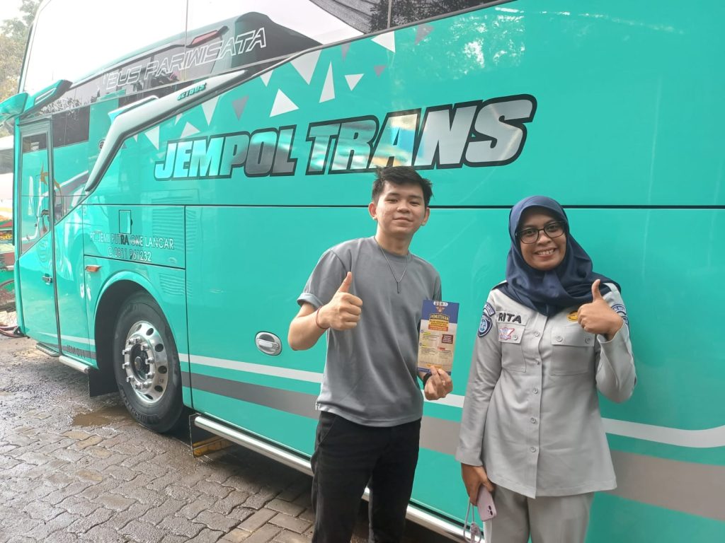 Petugas Jasa Raharja Tangerang Rita Yunita pada hari Rabu 12 Agustus 2025 melakukan kunjungan ke PO Bus Jemi Putra Oke Lancar (Jempol